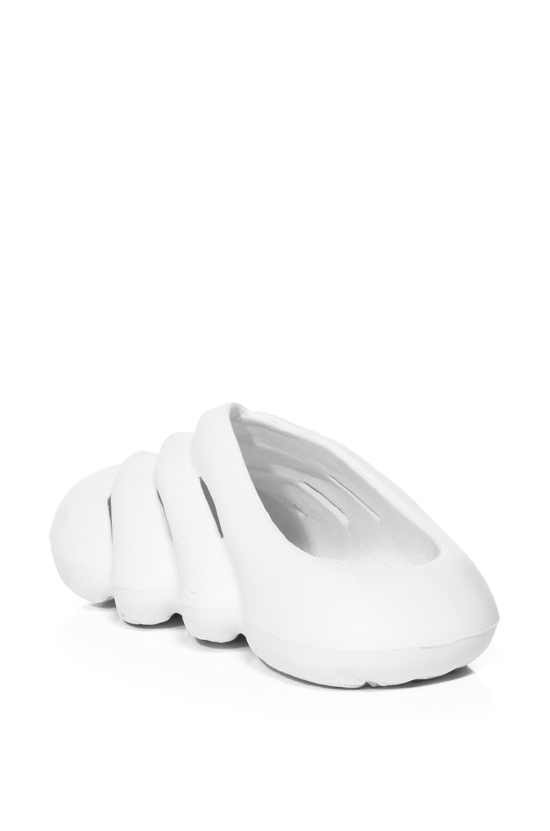 AZALEA WANG RUMBLE RUBBER FLAT SANDAL IN WHITE